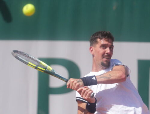 Prehrával 2:5 v piatom sete a vyhral. Kokkinakis postúpil do 2. kola v Paríži ako 855. hráč rebríčka ATP