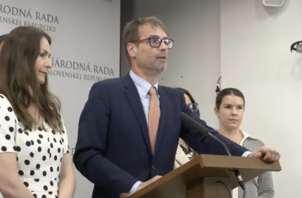 71134_sni-mka-obrazovky-2026-05-26-o-15.03.55-640x420.png SaS tvrdí, že posudkovú reformu ľudia prichádzajú o príspevky, Tomášovo ministerstvo naopak hovorí o náraste podpory – VIDEO
