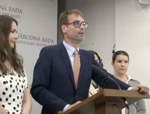 SaS tvrdí, že posudkovú reformu ľudia prichádzajú o príspevky, Tomášovo ministerstvo naopak hovorí o náraste podpory – VIDEO