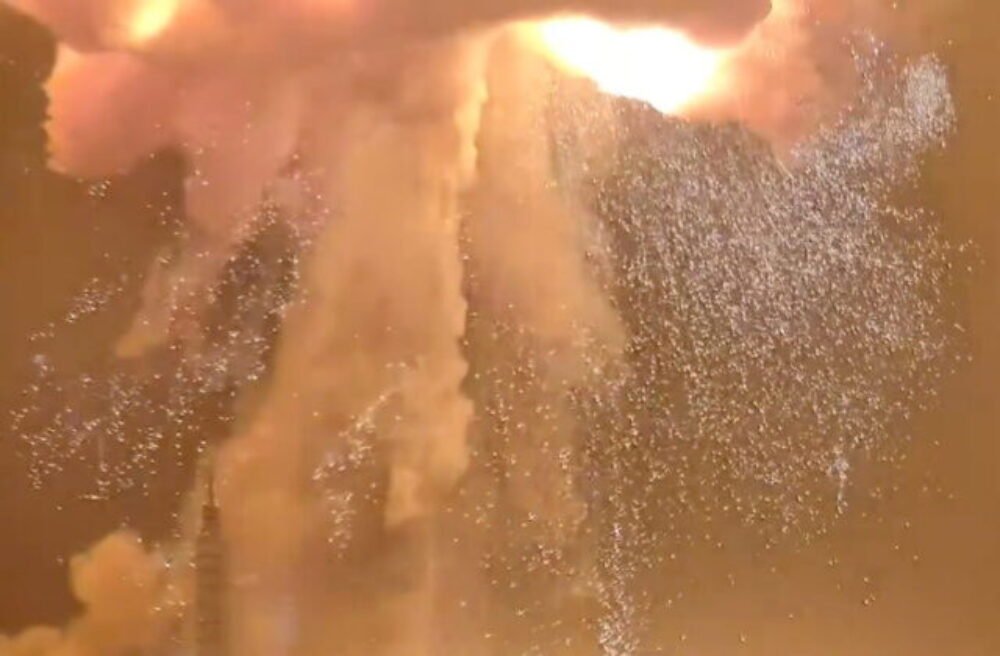 Raketa New Glenn spoločnosti Blue Origin explodovala počas testu na Floride