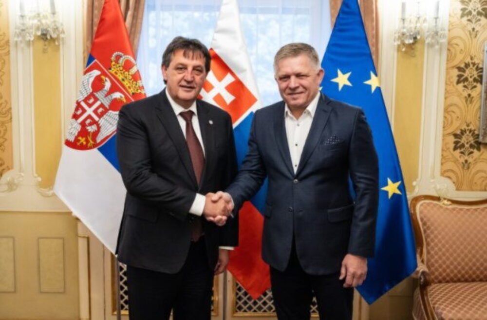71474_709017131_1415402650617017_4803033990844207310_n-640x420.jpg Fico prijal srbského ministra obrany, rokovali o migrácii a stabilite západného Balkánu – FOTO