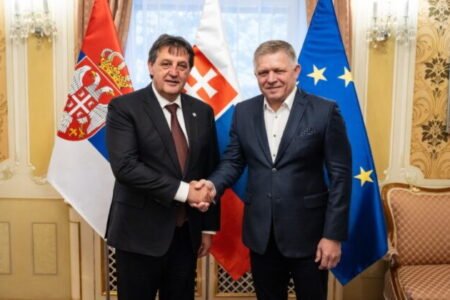 Fico prijal srbského ministra obrany, rokovali o migrácii a stabilite západného Balkánu – FOTO