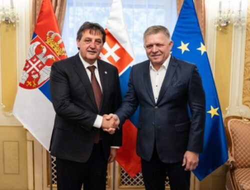 Fico prijal srbského ministra obrany, rokovali o migrácii a stabilite západného Balkánu – FOTO