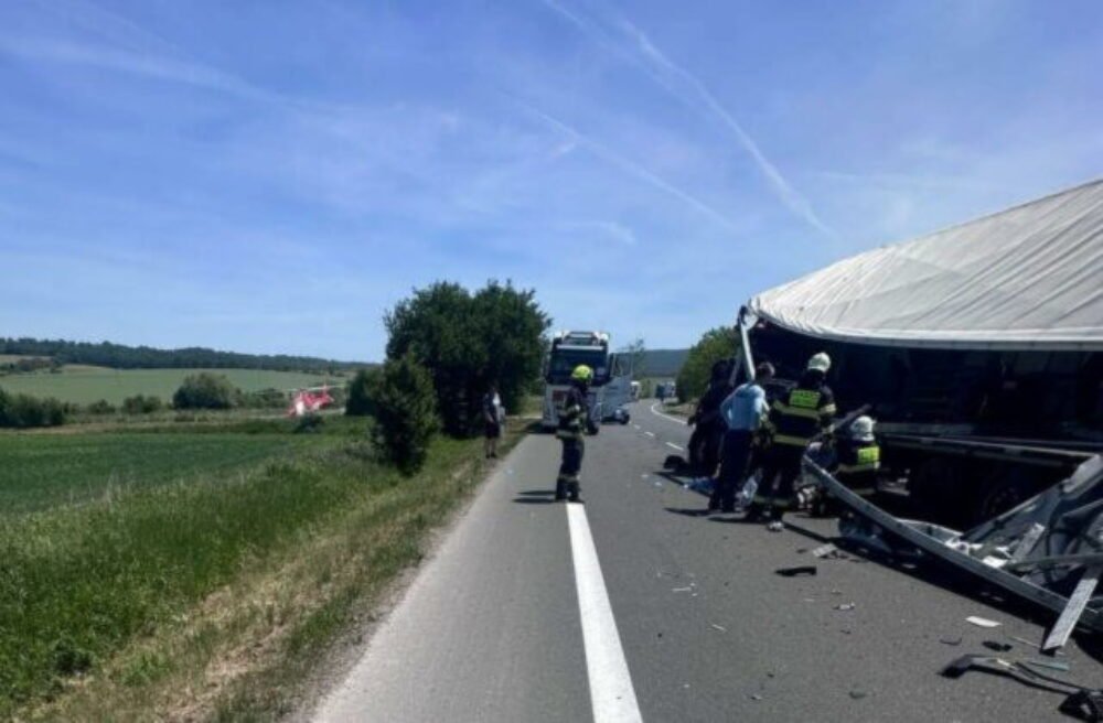 K dopravnej nehode pri Senici vyslali záchranári dva vrtuľníky, jeden vodič kamiónu je v umelom spánku – FOTO