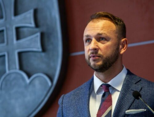 Minister Šutaj Eštok bude platiť, súd zamietol jeho návrh na zastavenie exekúcie v prospech policajtov z tímu okolo Čurillu