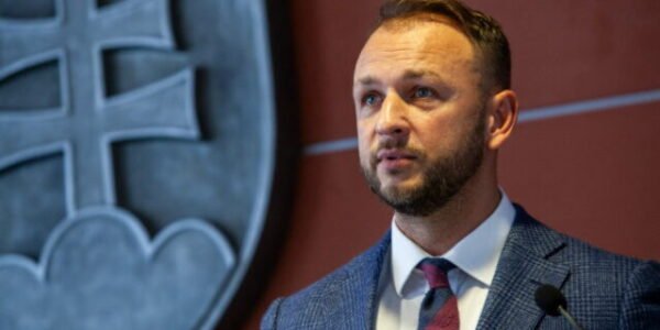 Minister Šutaj Eštok bude platiť, súd zamietol jeho návrh na zastavenie exekúcie v prospech policajtov z tímu okolo Čurillu