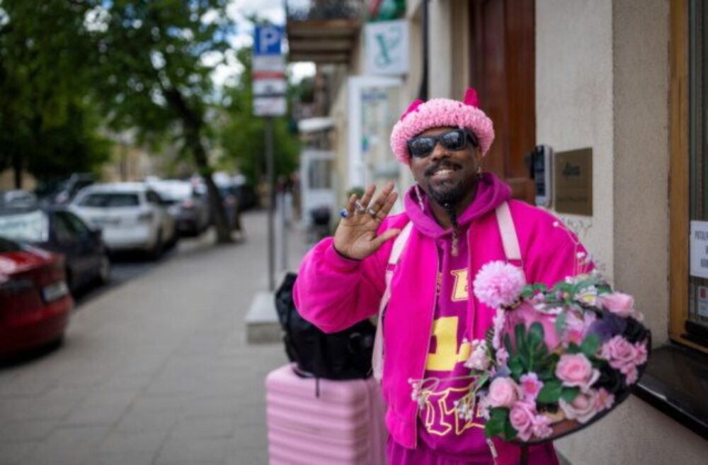 Top foto dňa (29. máj 2026): Výbuch rakety Blue Origin, Pink Soup Fest v Litve, včela tesárka a politika