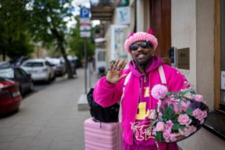 Top foto dňa (29. máj 2026): Výbuch rakety Blue Origin, Pink Soup Fest v Litve, včela tesárka a politika
