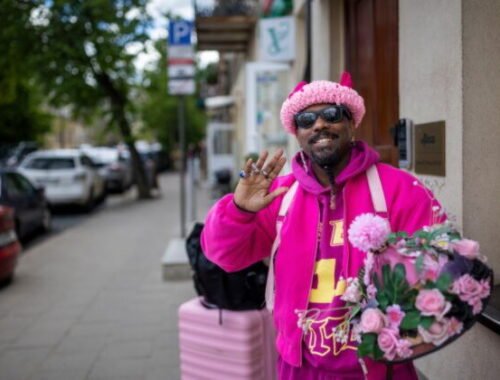 Top foto dňa (29. máj 2026): Výbuch rakety Blue Origin, Pink Soup Fest v Litve, včela tesárka a politika