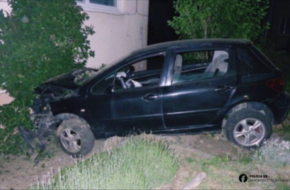 71539_policia-nehoda-640x420.jpg Opitý vodič v Podbrezovej narazil autom do bytového domu, nafúkal viac ako dve promile – FOTO
