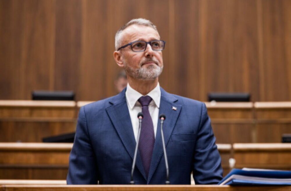 Raši vyzýva progresívcov, aby podporili novelu ústavy, ktorá by umožnila skrátiť volebné obdobie referendom
