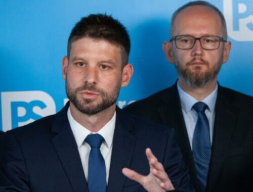 Toto celé je Ficova spravodajská hra, vyhlásil Šimečka na margo kauzy svojej mamy. Líder PS sa obáva, že ide po ňom tajná služba – VIDEO
