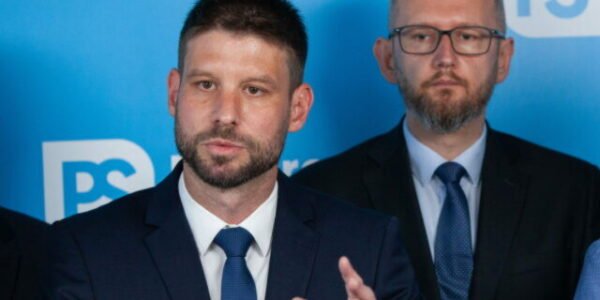 Toto celé je Ficova spravodajská hra, vyhlásil Šimečka na margo kauzy svojej mamy. Líder PS sa obáva, že ide po ňom tajná služba – VIDEO