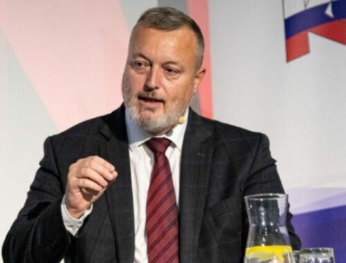 Budeme mať homosexuálne „manželstvá“? Podľa Krajniaka sú progresívci hrozbou pre suverenitu Slovenska v tom, že tieto právomoci by odovzdali Bruselu – VIDEO