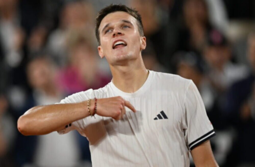 Prvý Čech v semifinále v Paríži po 16 rokoch. Menšík potreboval proti Fonsecovi 7 mečbalov