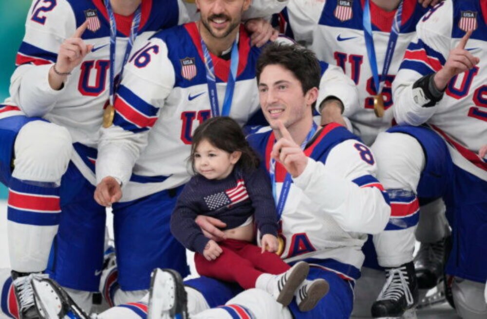 Američan Werenski prevzal Norrisovu trofej pre najlepšieho obrancu NHL. Je na nej aj meno Chára – VIDEO