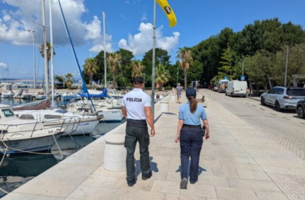 71903_policajti-640x420.jpg Slovenskí policajti budú občanom SR v Chorvátsku pomáhať aj počas tohtoročnej letnej sezóny