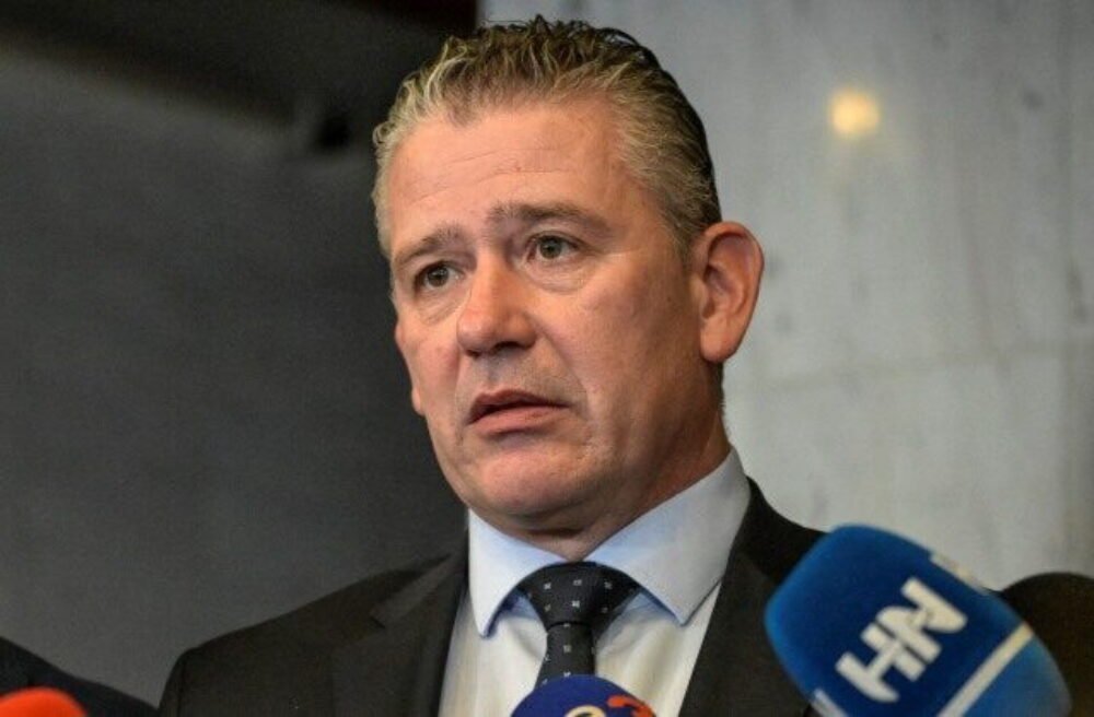 71955_mikulec-640x420.jpg Mikulec ukázal prostredník priamo v parlamente. Neuveríte, ktorému politikovi adresoval takéto vulgárne gesto! – VIDEO