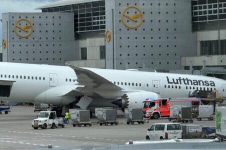 Dreamliner spoločnosti Lufthansa klesol vo Frankfurte nad Mohanom na nos