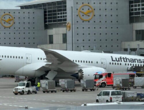Dreamliner spoločnosti Lufthansa klesol vo Frankfurte nad Mohanom na nos