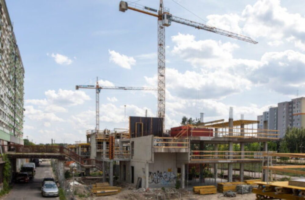 Top foto dňa (4. jún 2026): Výstavba City Parku Petržalka, havária lietadla, jazero Sylvenstein a vlajka Izraela