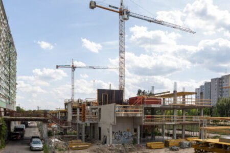 Top foto dňa (4. jún 2026): Výstavba City Parku Petržalka, havária lietadla, jazero Sylvenstein a vlajka Izraela