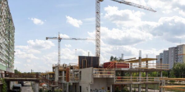 Top foto dňa (4. jún 2026): Výstavba City Parku Petržalka, havária lietadla, jazero Sylvenstein a vlajka Izraela