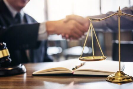 Vláda cez prorastové opatrenia oslabuje register partnerov verejného sektora, upozorňujú advokáti