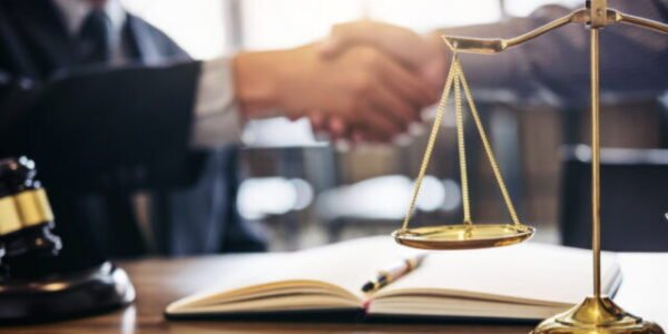 Vláda cez prorastové opatrenia oslabuje register partnerov verejného sektora, upozorňujú advokáti