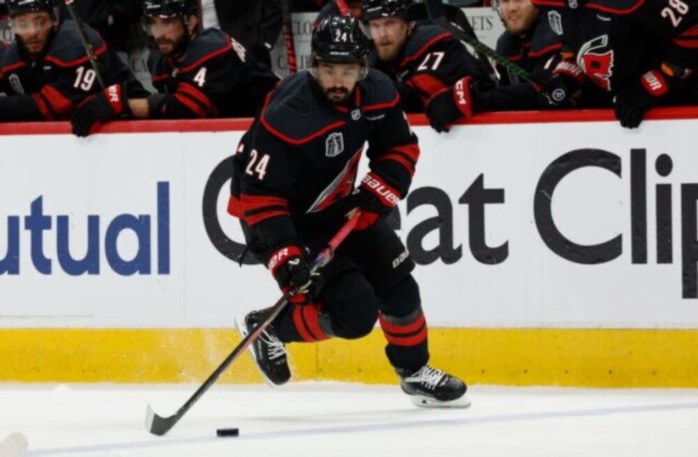 Carolina v NHL vyrovnala stav finálovej série o Stanleyho pohár, hrdinom predĺženia sa stal Jarvis – VIDEO