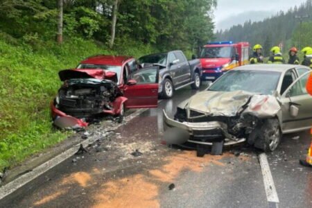 Vážna nehoda na Orave. Auto prešlo do protismeru a narazilo do dvoch vozidiel, zranili sa dvaja ľudia – FOTO