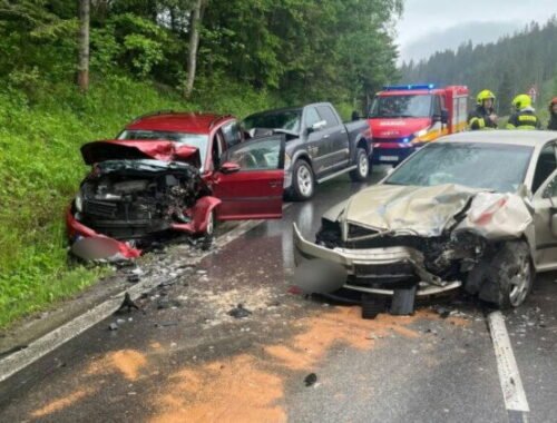 Vážna nehoda na Orave. Auto prešlo do protismeru a narazilo do dvoch vozidiel, zranili sa dvaja ľudia – FOTO
