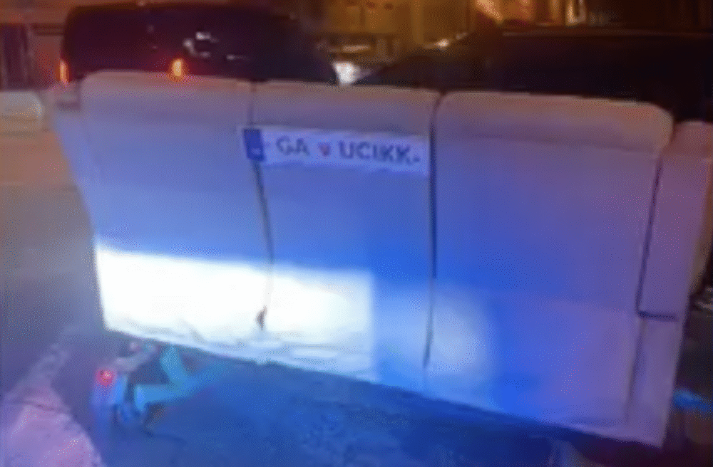 Policajti neverili vlastným očiam. Dvojica sa ulicami Bratislavy prevážala na gauči na elektrických kolobežkách – VIDEO