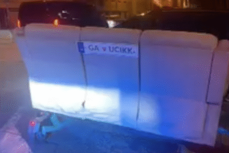 Policajti neverili vlastným očiam. Dvojica sa ulicami Bratislavy prevážala na gauči na elektrických kolobežkách – VIDEO
