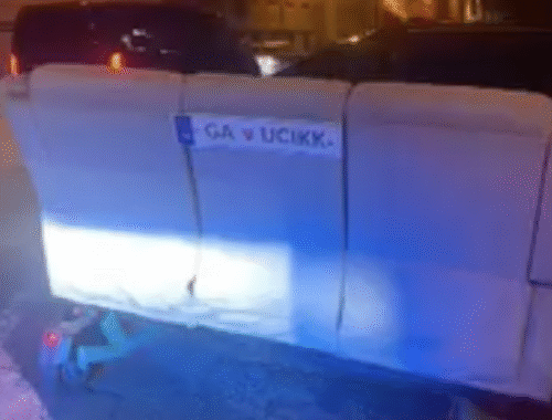 Policajti neverili vlastným očiam. Dvojica sa ulicami Bratislavy prevážala na gauči na elektrických kolobežkách – VIDEO