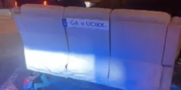 Policajti neverili vlastným očiam. Dvojica sa ulicami Bratislavy prevážala na gauči na elektrických kolobežkách – VIDEO