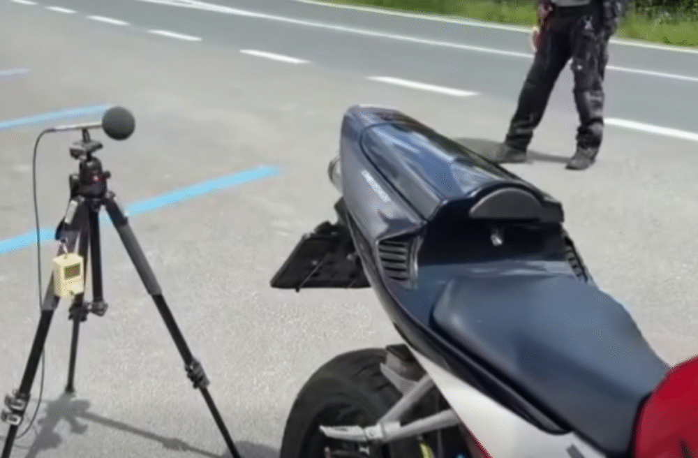 72190_policia-640x420.png Policajti merali v Tatrách nadmerný hluk z vozidiel a vyzvali vodičov, aby dbali na ich technický stav – VIDEO