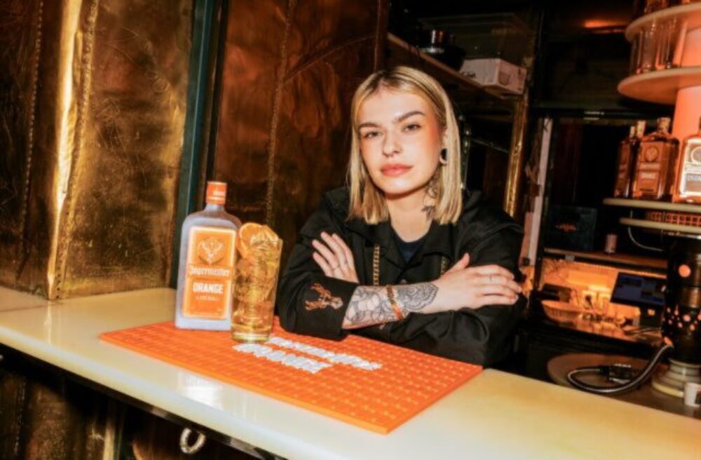72316_uvodna-fotka_drink-zlatokopka-a-barmanka-nikol-tomiskova_ucastnicka-programu-jagermeister-scholarship-640x420.jpg Každý bar potrebuje svoju Zlatokopku: Jägermeister Orange v jednoduchom mixe s tonikom