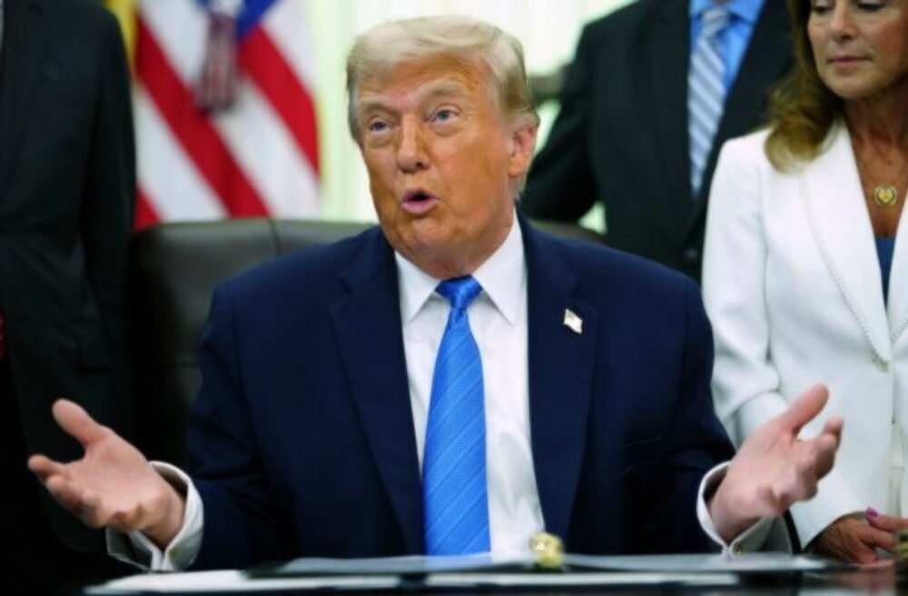 Irán podľa Trumpa žiadal o zastavenie bombardovania, Teherán to poprel