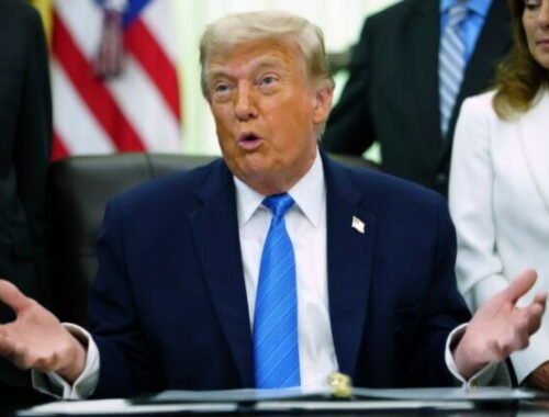 Irán podľa Trumpa žiadal o zastavenie bombardovania, Teherán to poprel