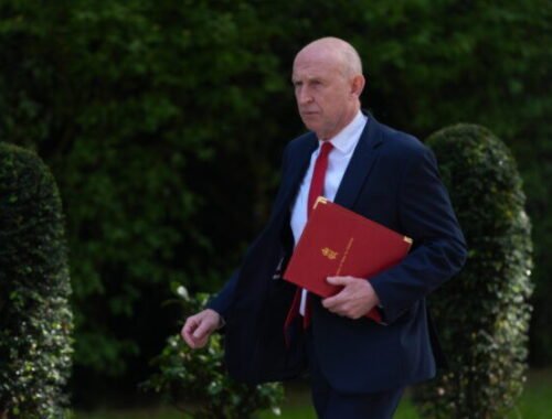 Britský minister obrany odstúpil, Starmerovu vládu obvinil z podfinancovania armády