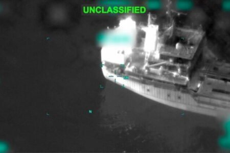 Americká armáda sa prihlásila k ďalšiemu úderu na tanker na Blízkom východe. Pri podobnom útoku v stredu zomreli traja námorníci