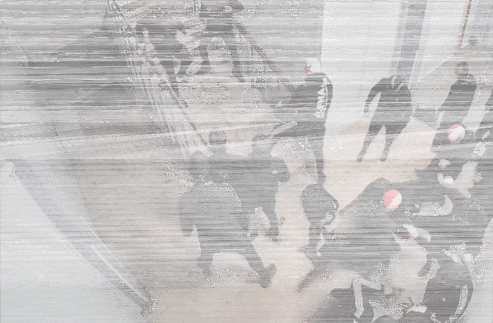 Je zázrak, že prežili. Až 25 ultras fanúšikov Slavie Praha brutálne napadlo len päticu mužov, ktorí fandia inému klubu – VIDEO