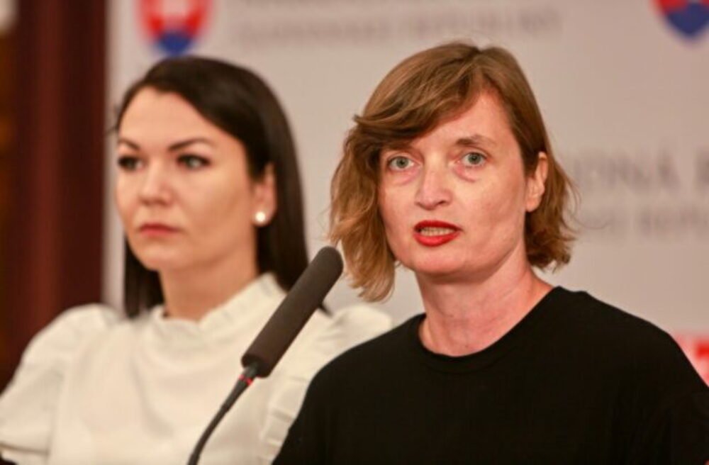 Plaváková: Mrzí ma, že v koalícii viacej pobúrenia spôsobuje prípad vraždy v Británii ako domáce násilie na Slovensku – VIDEO