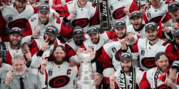 Carolina získala Stanley Cup po 20 rokoch, charizmatický Brind´Amour ho má ako kapitán aj tréner – VIDEO