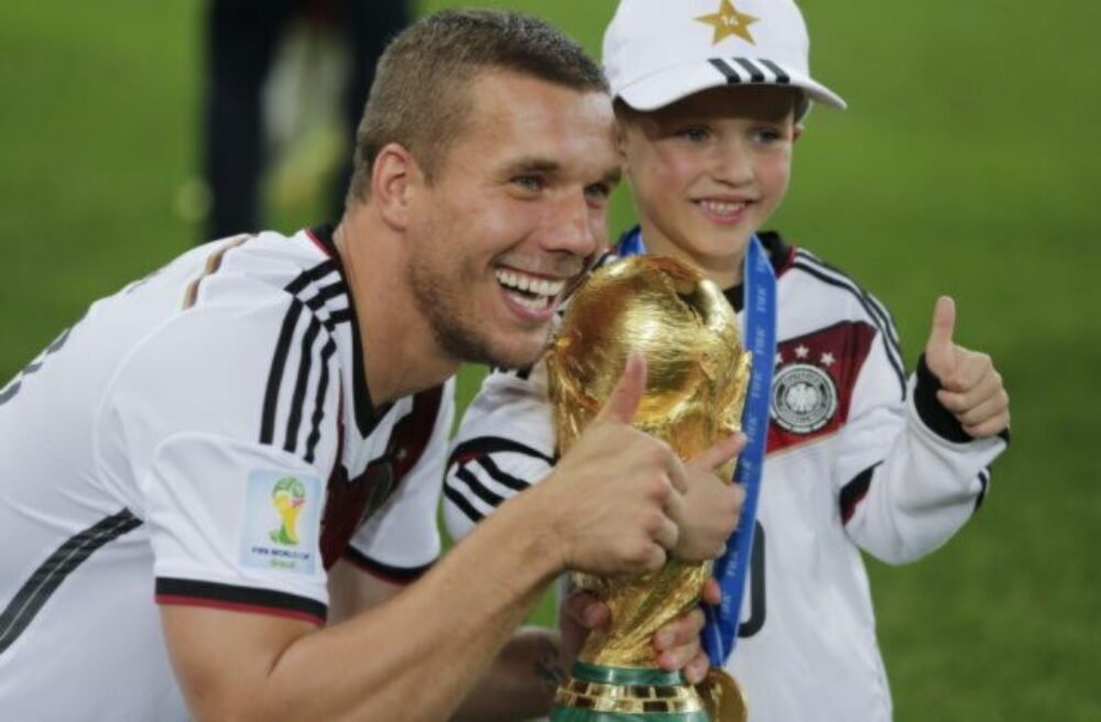 72833_finale-ms-vo-futbale-77-640x420.jpeg Toto špiní pamiatku mojej starej mamy. Podolski opísal odpornú krádež šperkov od zamestnancov nemocnice