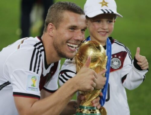 72833_finale-ms-vo-futbale-77-640x420.jpeg Toto špiní pamiatku mojej starej mamy. Podolski opísal odpornú krádež šperkov od zamestnancov nemocnice