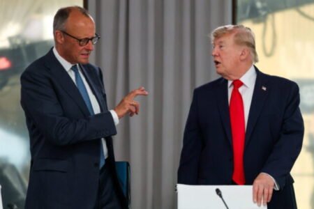 Nemecký kancelár Merz daroval Trumpovi dres nemeckej futbalovej reprezentácie – VIDEO