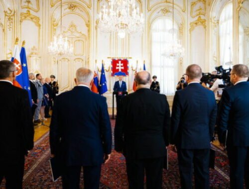 Slovensko má nových veľvyslancov. Pellegrini vymenoval Kmeca aj kritizovaného Radačovského – VIDEO