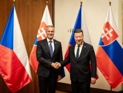 Raši a Okamura rokovali v Prahe o koordinácii v rámci V4, hlavnými témami boli energie a eurofondy – VIDEO, FOTO